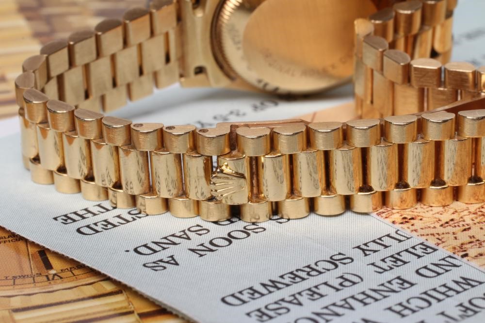 A LADY'S 18CT GOLD AND DIAMOND ROLEX OYSTER PERPETUAL DATEJUST SUPERLATIVE CHRONOMETER Image