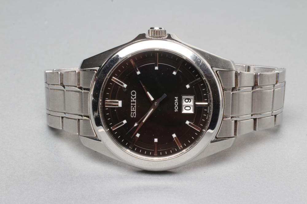 A GENTLEMAN'S SEIKO WRISTWATCH Image