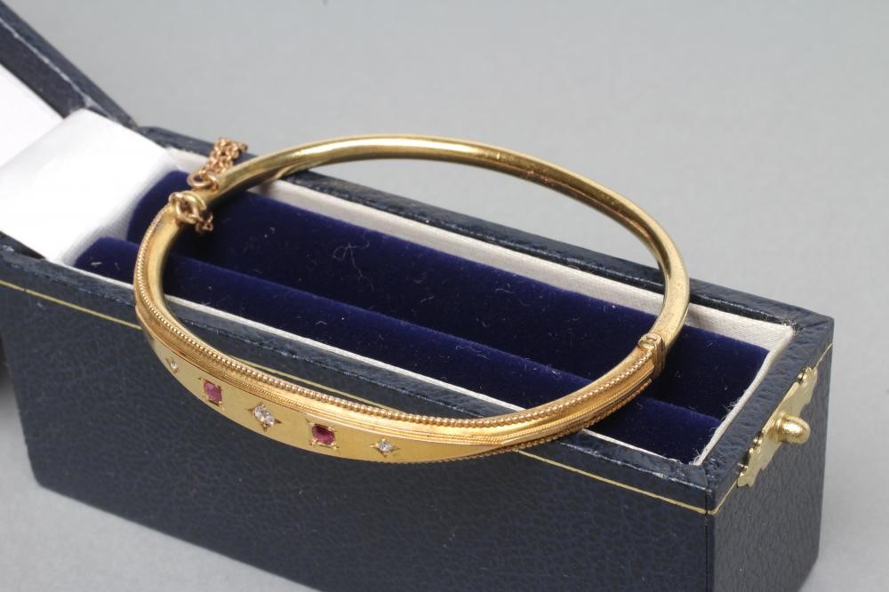 AN EDWARDIAN STIFF HINGED BANGLE Image