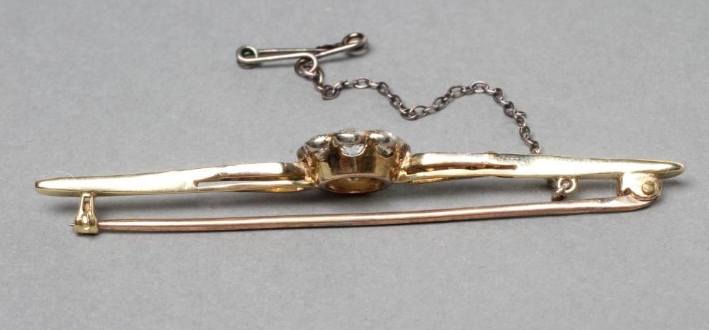 A DIAMOND BROOCH Image