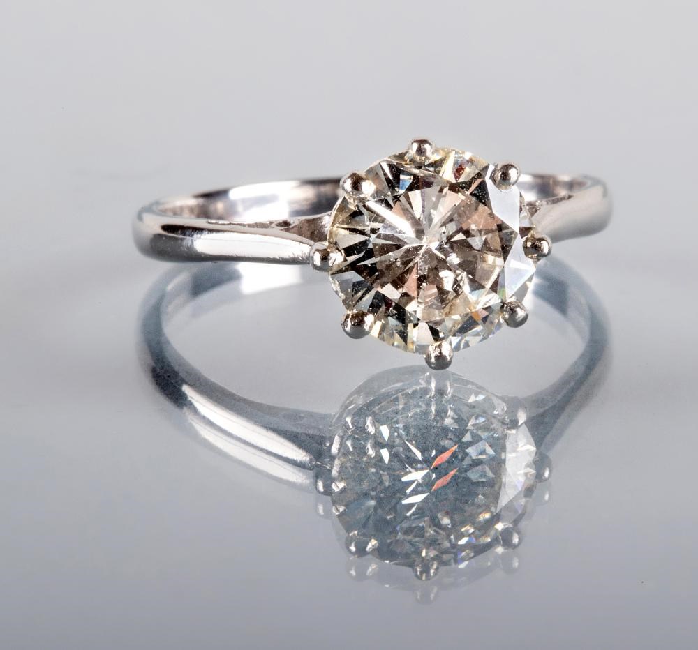 A SOLITAIRE DIAMOND RING Image