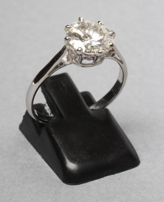 A SOLITAIRE DIAMOND RING Image