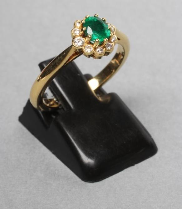 AN EMERALD AND DIAMOND CLUSTER RING Image