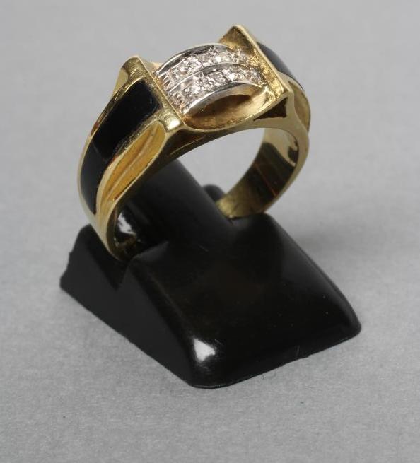 AN ART DECO STYLE DIAMOND BAND RING Image