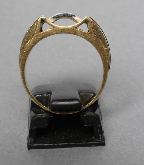 AN ART DECO STYLE DIAMOND BAND RING Image