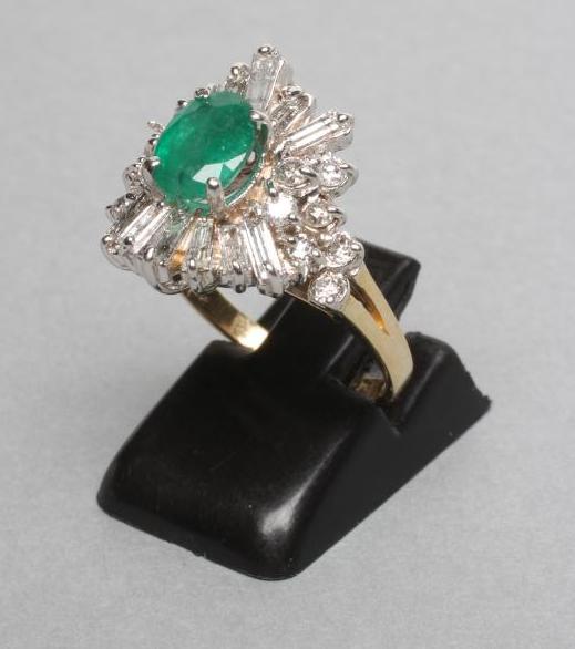 AN EMERALD AND DIAMOND CLUSTER RING Image