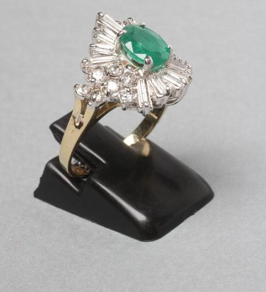 AN EMERALD AND DIAMOND CLUSTER RING Image