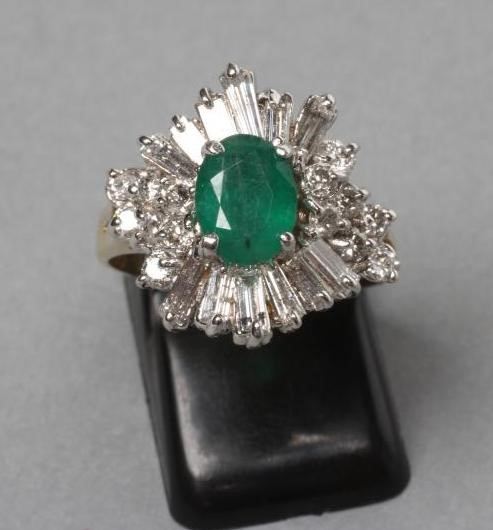 AN EMERALD AND DIAMOND CLUSTER RING Image