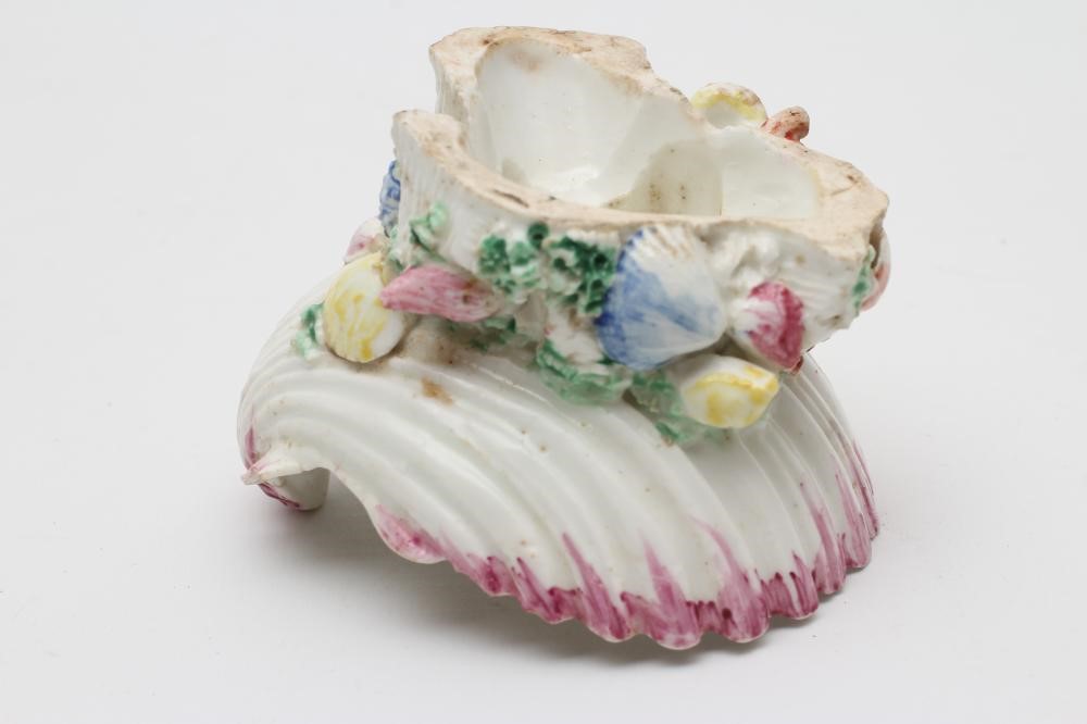 A BOW PORCELAIN SHELL SALT Image