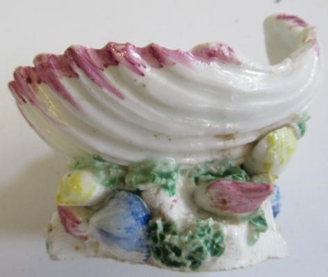A BOW PORCELAIN SHELL SALT Image