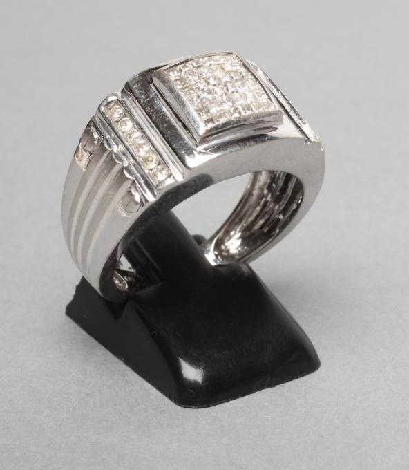 A GENTLEMAN'S DIAMOND RING Image