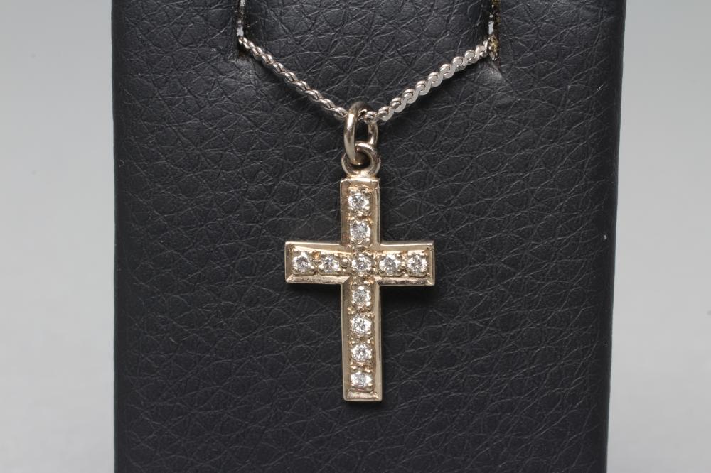 A DIAMOND CROSS PENDANT Image