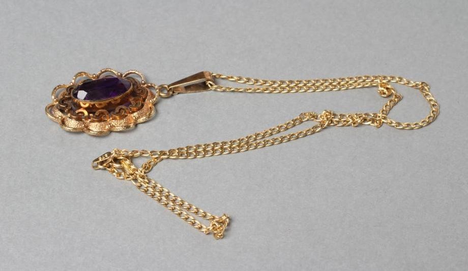 AN AMETHYST PENDANT Image