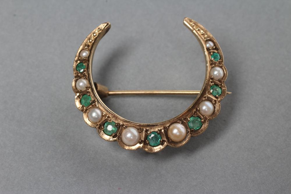 AN EMERALD AND PEARL CRESCENT BROOCH Image