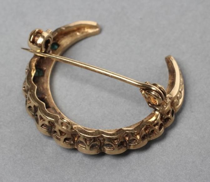 AN EMERALD AND PEARL CRESCENT BROOCH Image