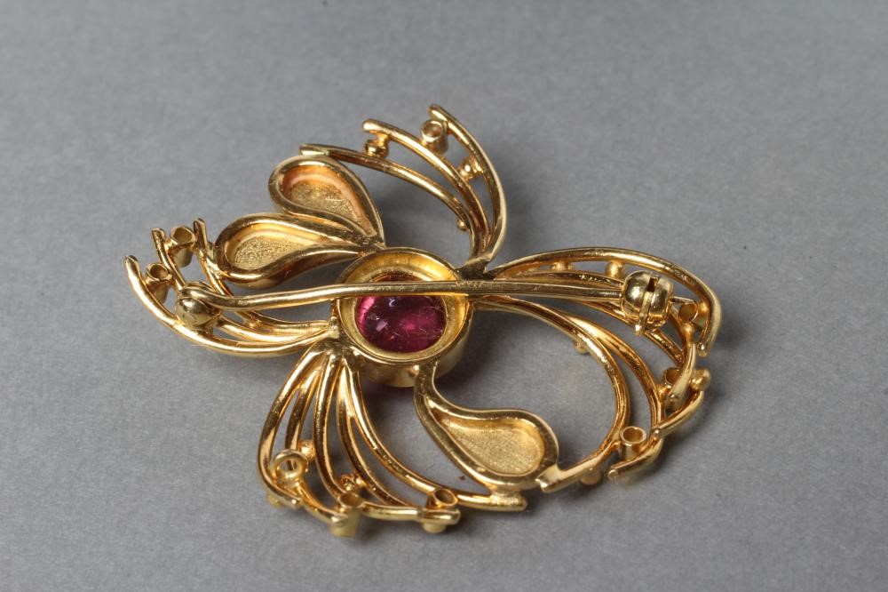 AN 18CT GOLD ABSTRACT FLOWER BROOCH centred by a circular cabochon polished pink tourmaline Image