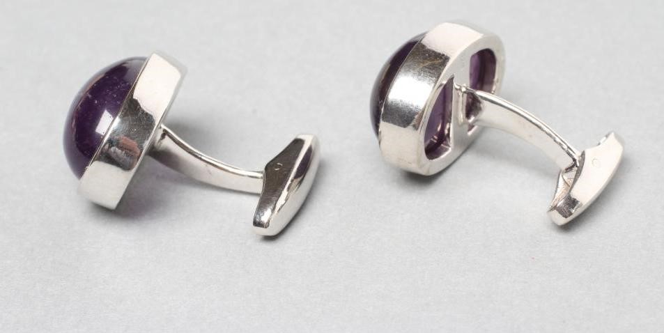 A PAIR OF AMETHYST CUFFLINKS Image