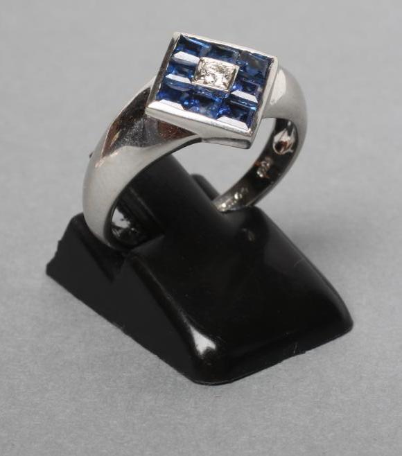 A SAPPHIRE AND DIAMOND RING Image