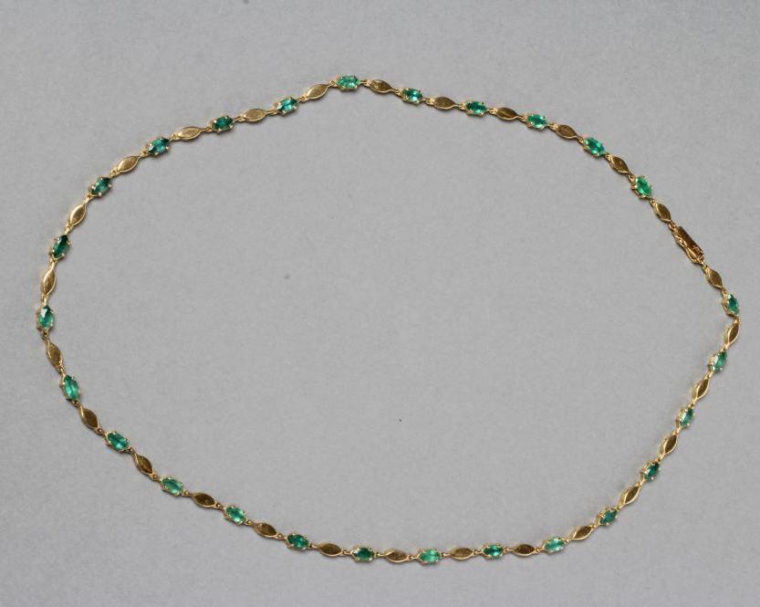 AN 18CT GOLD AND EMERALD CHAIN NECKLACE Image