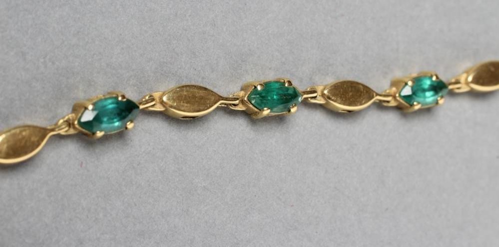 AN 18CT GOLD AND EMERALD CHAIN NECKLACE Image