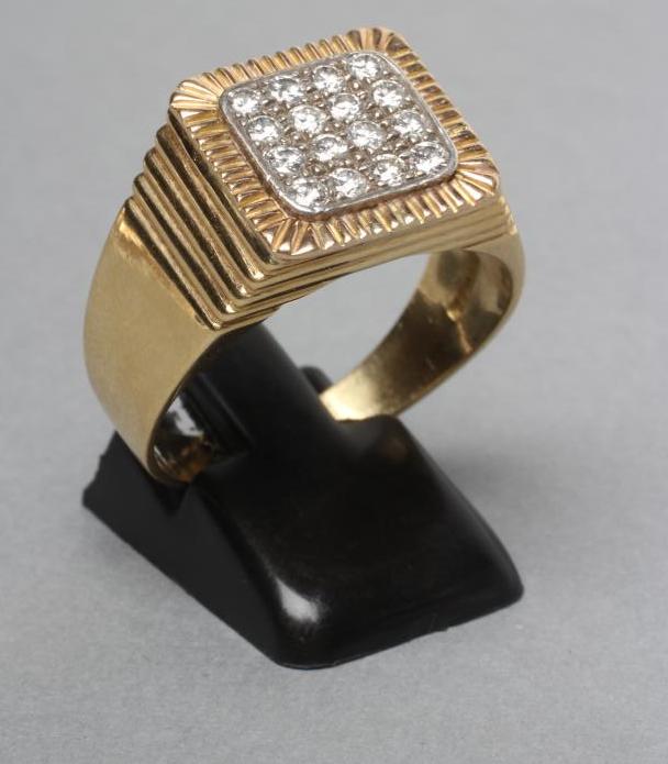 A GENTLEMAN'S DIAMOND SIGNET RING Image