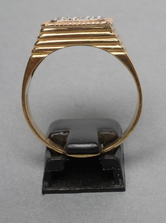 A GENTLEMAN'S DIAMOND SIGNET RING Image