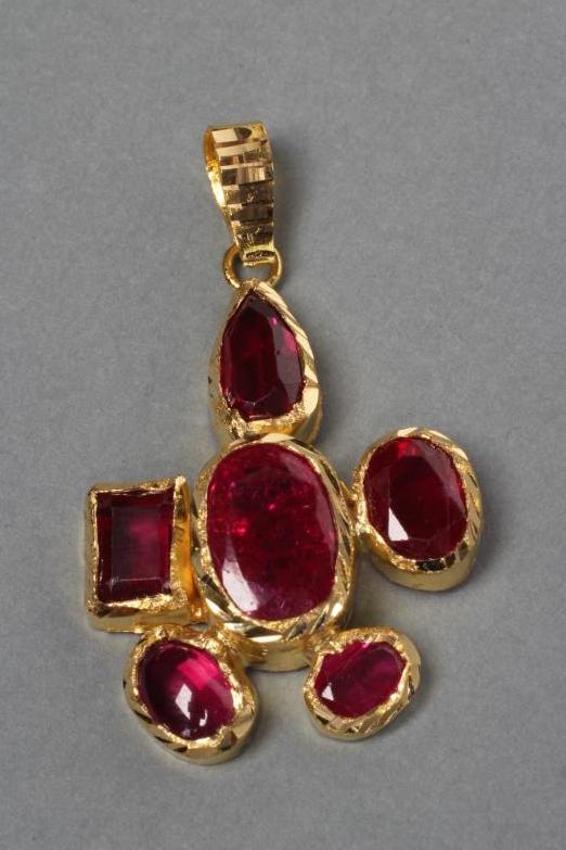AN INDIAN RUBY PENDANT Image