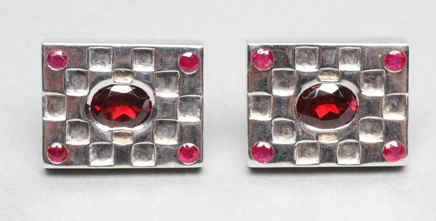 A PAIR OF LARGE CUFFLINKS Image