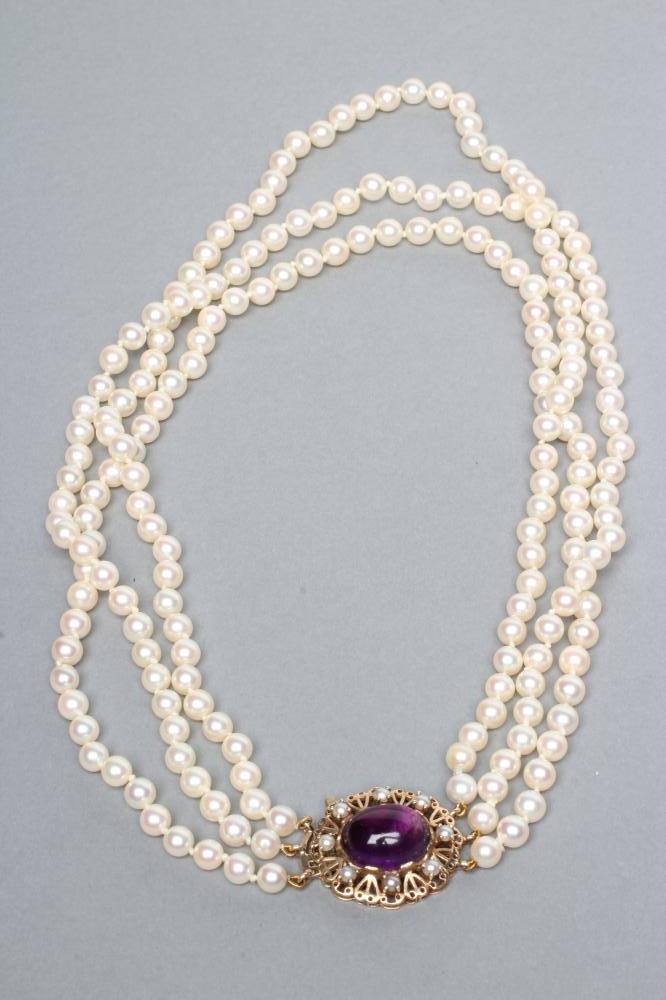 A TRIPLE STRAND CULTURED PEARL NECKLACE Image