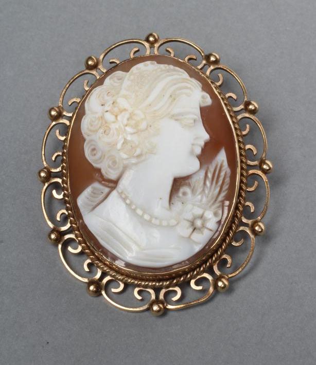 A SHELL CAMEO BROOCH Image