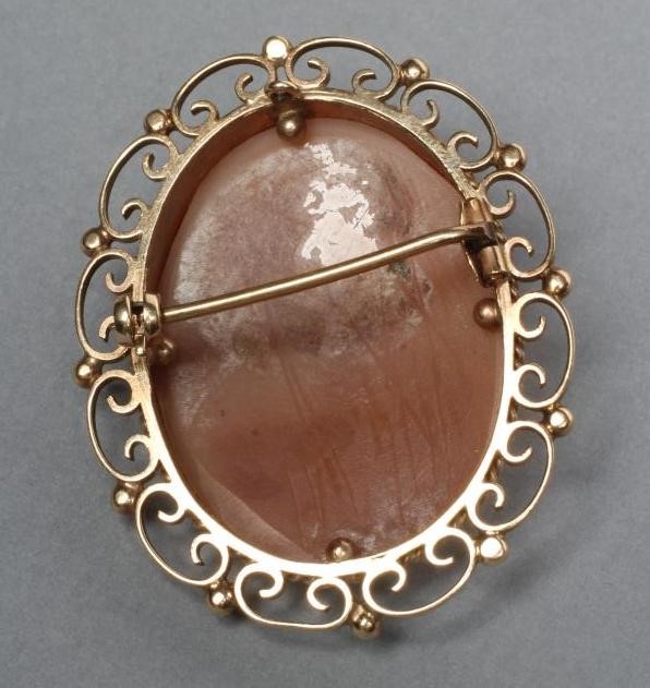 A SHELL CAMEO BROOCH Image