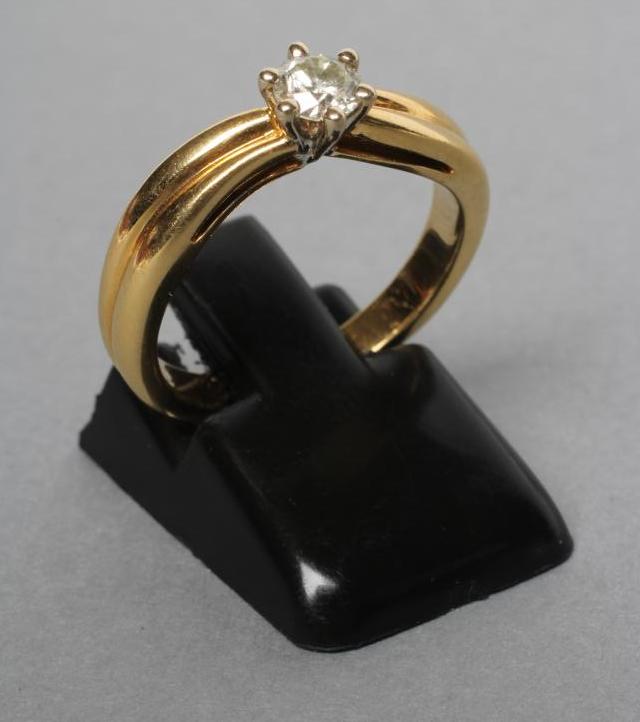 A SOLITAIRE DIAMOND RING Image