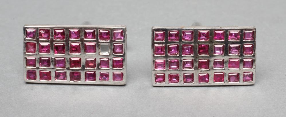 A PAIR OF CUFFLINKS Image