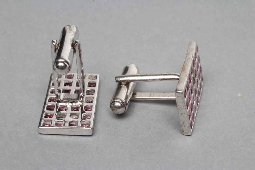 A PAIR OF CUFFLINKS Image