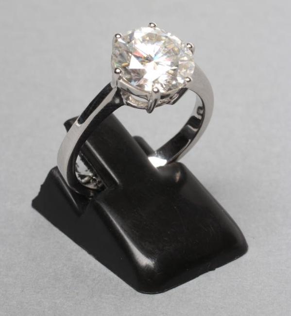 A MOISSANITE SOLITAIRE RING Image