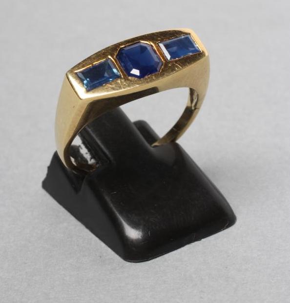A THREE STONE SAPPHIRE RING Image