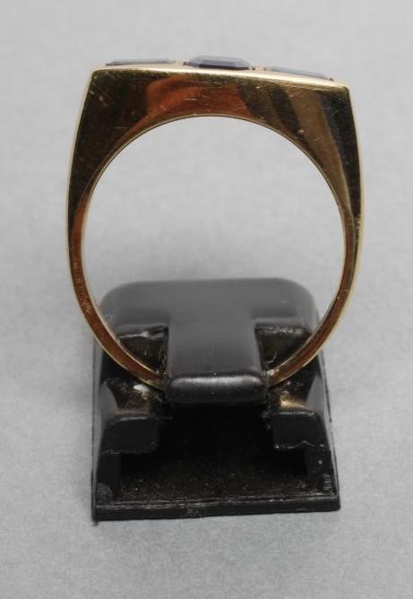 A THREE STONE SAPPHIRE RING Image