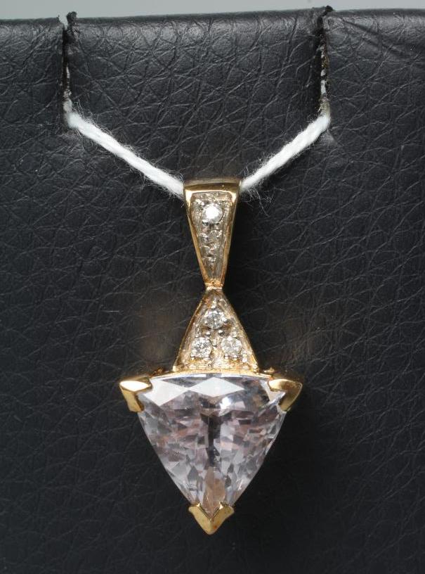 A MODERN DIAMOND AND KUNZITE PENDANT Image