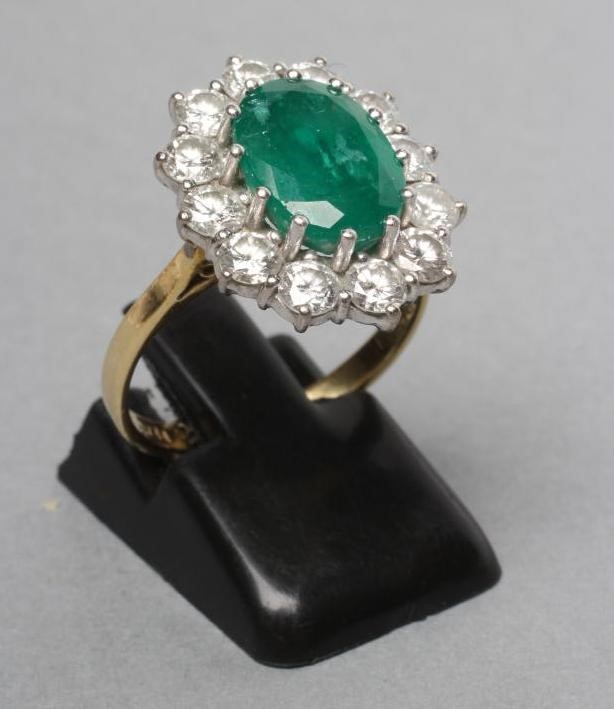 AN EMERALD AND DIAMOND CLUSTER RING Image