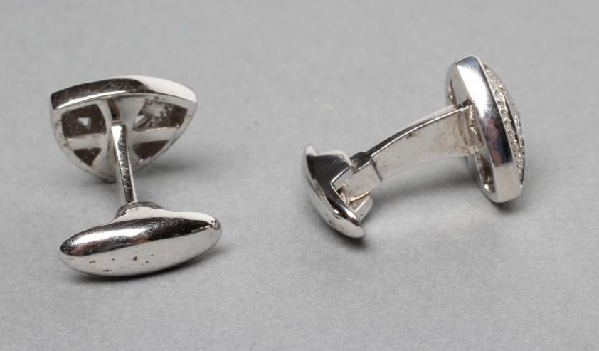 A PAIR OF DIAMOND CUFFLINKS Image