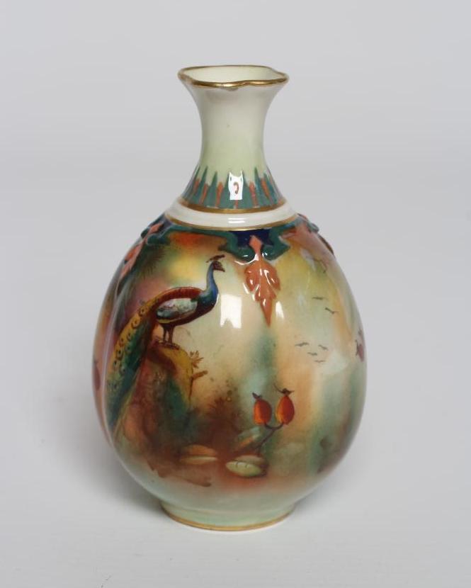 A SMALL ROYAL WORCESTER CHINA VASE Image