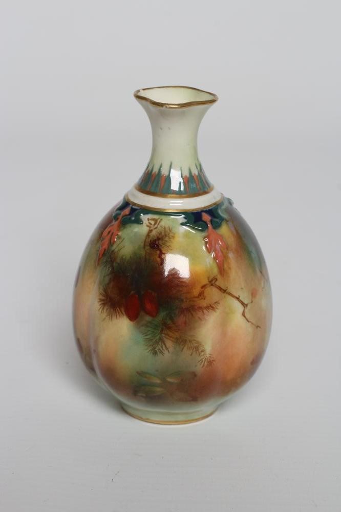 A SMALL ROYAL WORCESTER CHINA VASE Image