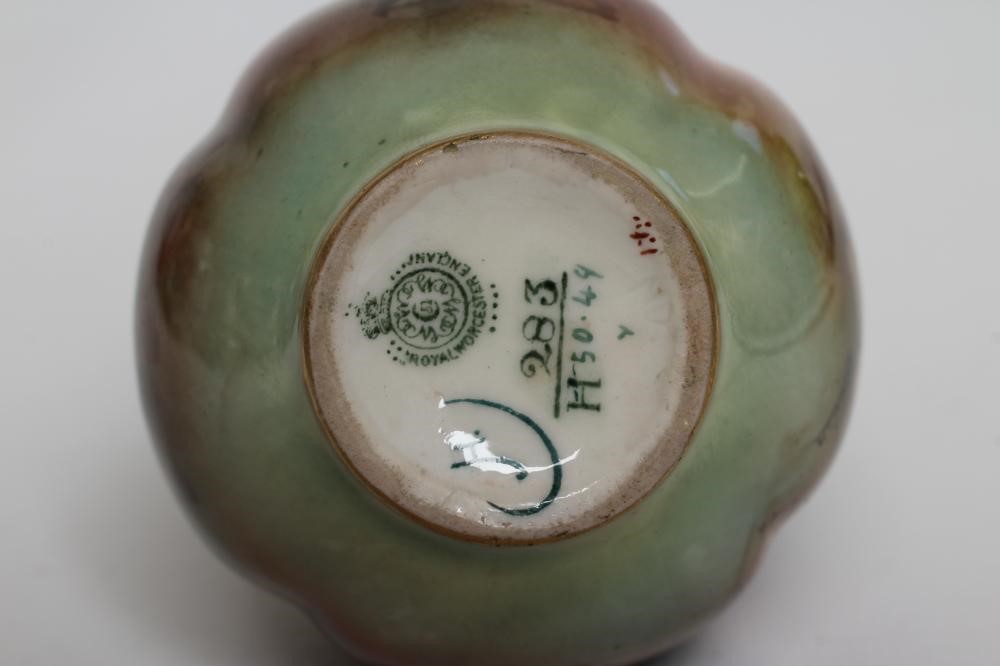 A SMALL ROYAL WORCESTER CHINA VASE Image