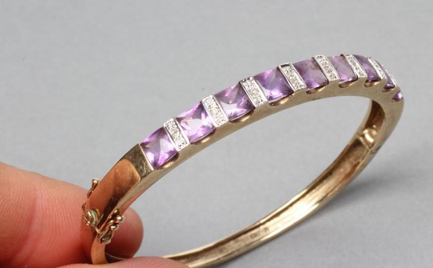 A STIFF HINGED BANGLE Image