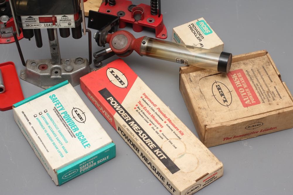 A QUANTITY OF AMMUNITION LOADING EQUIPMENT Image