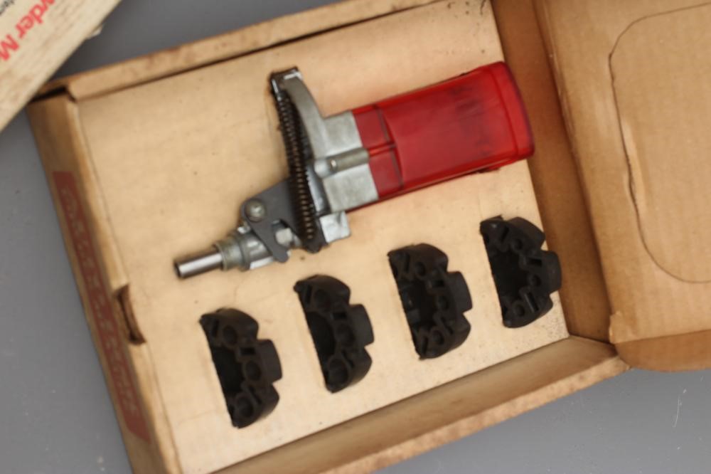 A QUANTITY OF AMMUNITION LOADING EQUIPMENT Image