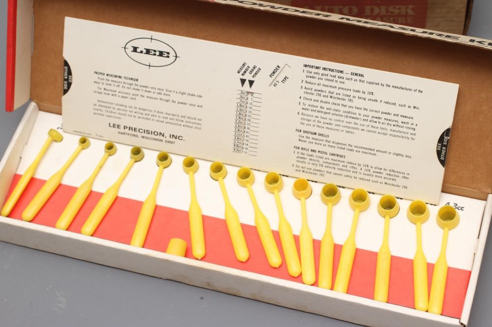 A QUANTITY OF AMMUNITION LOADING EQUIPMENT Image