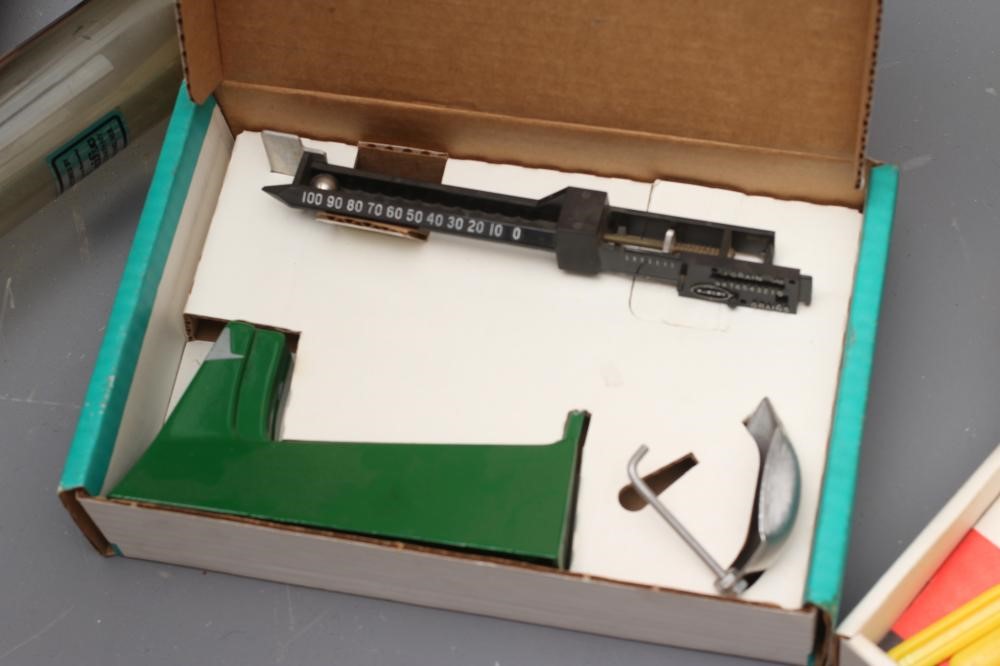 A QUANTITY OF AMMUNITION LOADING EQUIPMENT Image