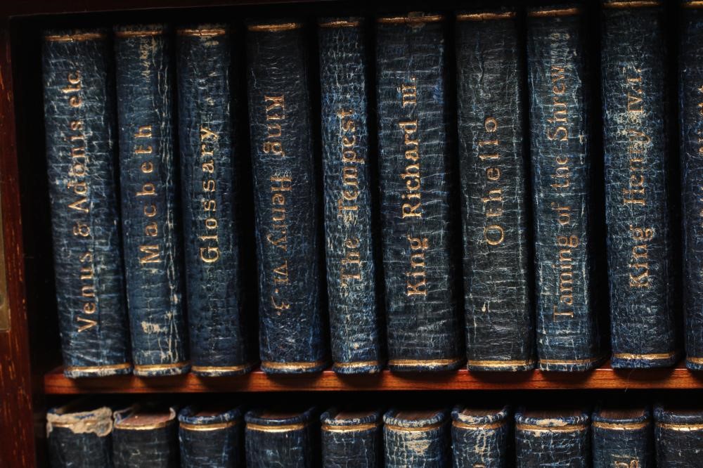 MINIATURE SHAKESPEARE Image