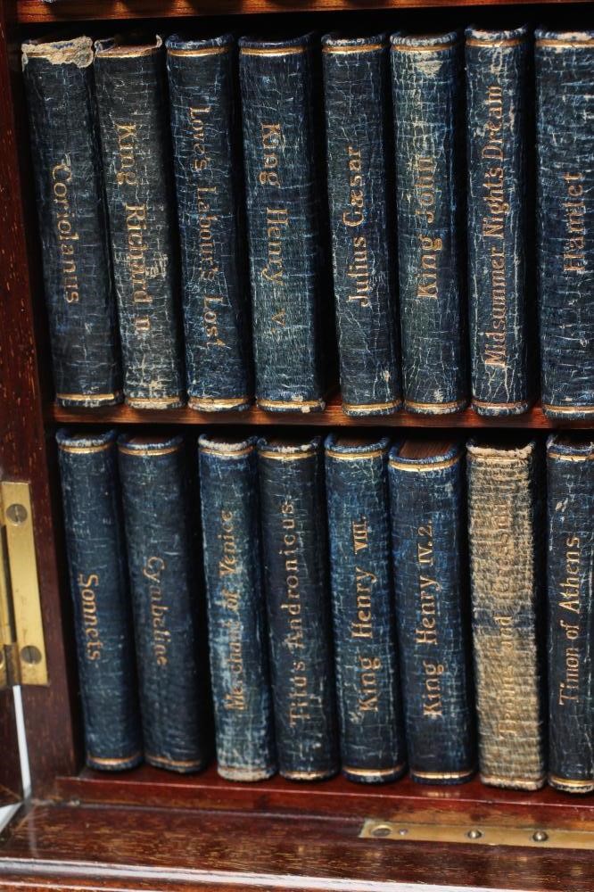 MINIATURE SHAKESPEARE Image